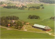 Flygbild från uppskattningsvis mitten av 1960-talet över Blästad och Ekholmen.   Blästad gård och Vistvägen syns i förgrunden.